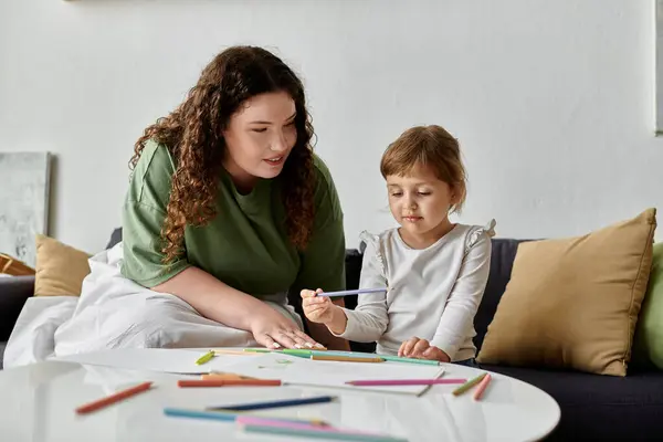 Uma mãe plus size e sua filha compartilham um momento criativo, curtindo colorir juntos. — Fotografia de Stock