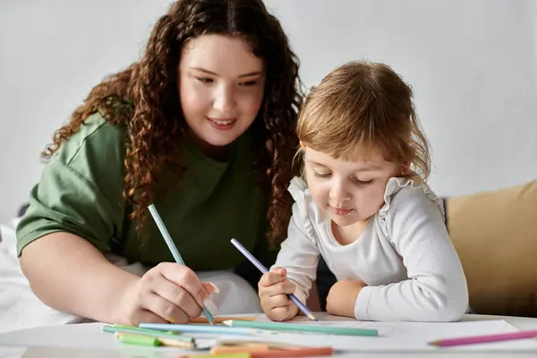 A mother and daughter enjoy art together, coloring and sharing moments of laughter and creativity. — Stock Photo