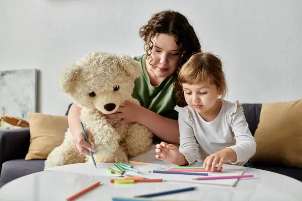 Una madre e sua figlia felicemente creare arte insieme con forniture colorate. — Foto stock