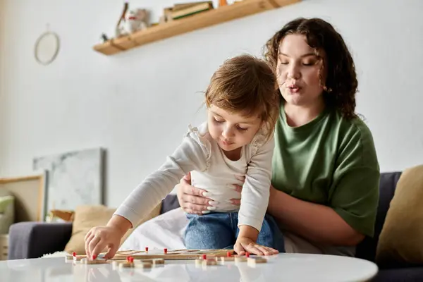 Une mère profite de temps de qualité avec sa fille, s'engageant dans une activité amusante ensemble. — Photo de stock