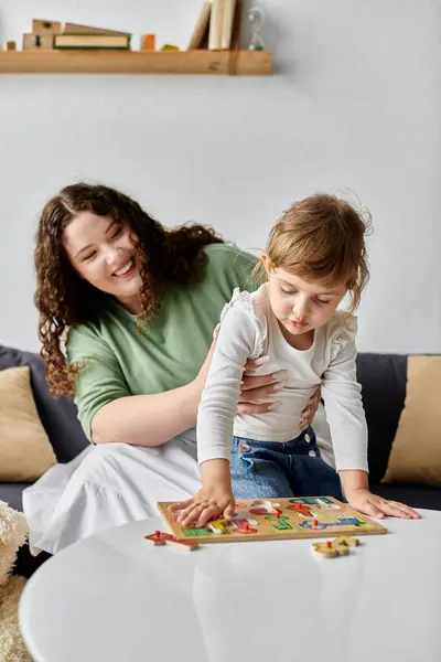 A plus size mother shares a joyful moment with her daughter as they play together at home. — Stock Photo