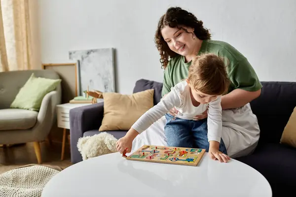 A joyful moment unfolds as a mom and her daughter engage in a playful activity on a cozy afternoon. — Stock Photo