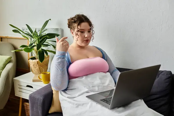 Attractive plus size woman in casual attire enjoys a relaxed day at home. — Stock Photo