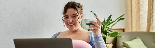 Beautiful plus size woman in casual attire enjoys a relaxed day at home. — Stock Photo