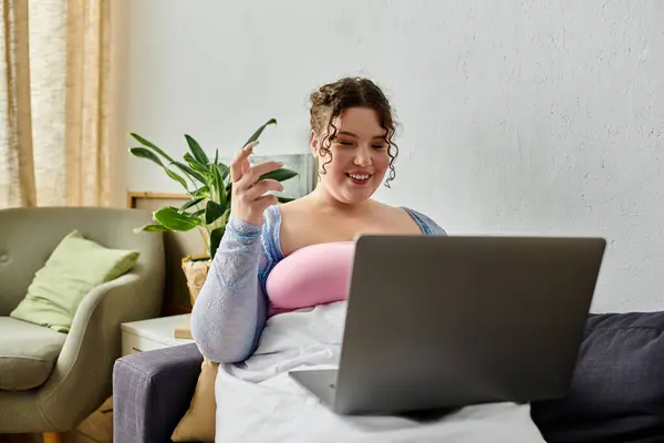 Attraktive Plus-Size-Frau in lässiger Kleidung genießt einen entspannten Tag zu Hause. — Stockfoto