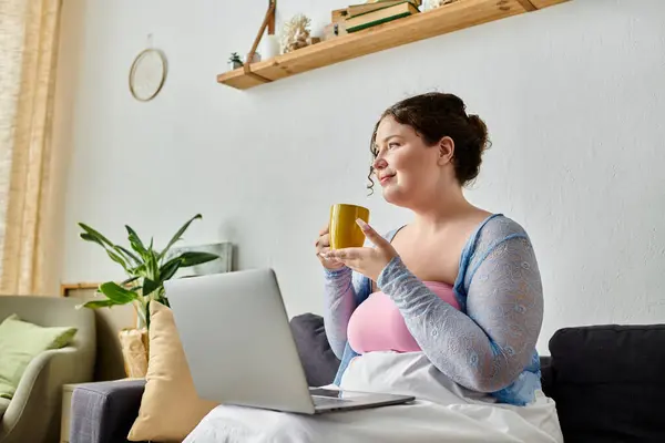 Joyous plus size woman in casual attire enjoys a relaxed day at home. — Stock Photo