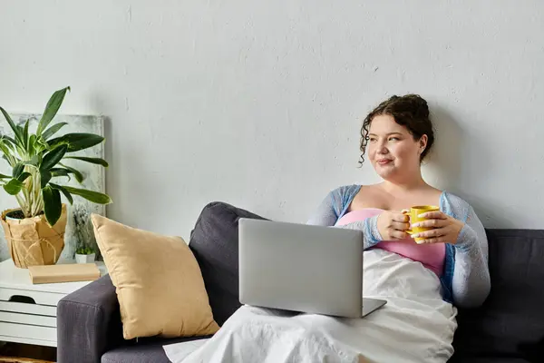 Stylish plus size woman in casual attire enjoys a relaxed day at home. — Stock Photo