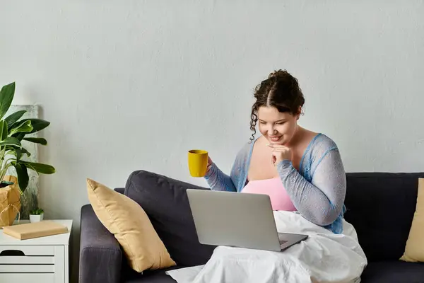 Happy plus size woman in casual attire enjoys a relaxed day at home. — Stock Photo