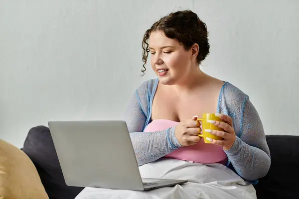 Young plus size woman in casual attire enjoys a relaxed day at home. — Stock Photo