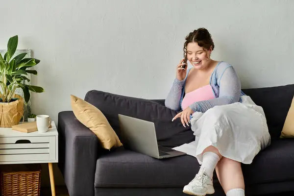 Attraktive junge Frau in kuscheliger Hauskleidung genießt einen entspannten Tag zu Hause. — Stockfoto