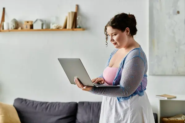 Elegante mujer joven en ropa interior acogedora disfruta de un día relajado en casa. - foto de stock