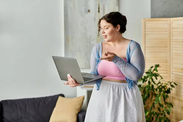 Entzückte junge Frau in kuscheliger Hauskleidung genießt einen entspannten Tag zu Hause. — Stockfoto