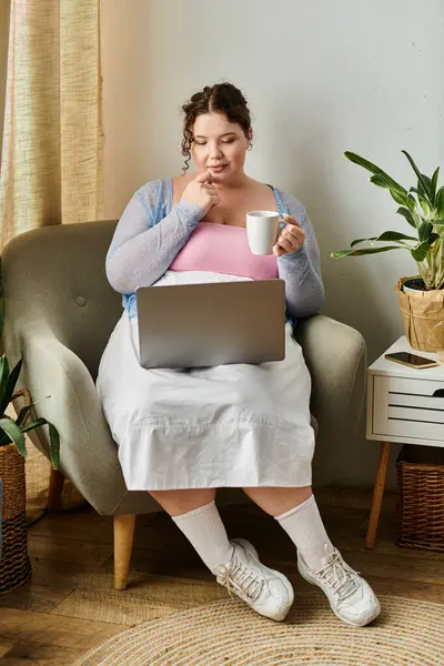 Mujer concentrada sosteniendo su portátil mientras está en casa. — Stock Photo