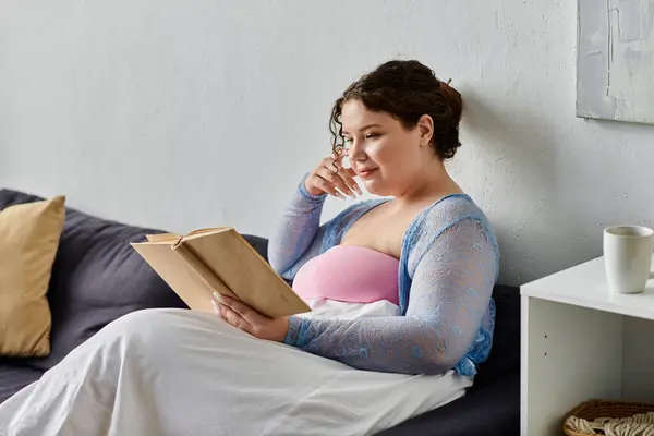 Attraente giovane donna in accogliente libro casalingo in mano, a casa. — Foto stock