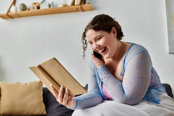 Giovane donna allegra in accogliente libro casalingo in mano, a casa. — Foto stock
