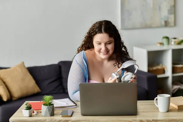 Lovely woman with dark hair working at home. — Stock Photo
