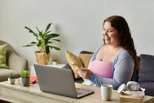 Lustige Frau mit dunklen Haaren, die zu Hause arbeitet. — Stockfoto