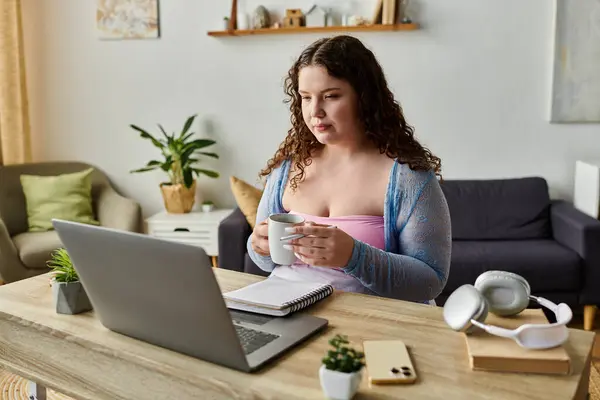 Dedicated woman with dark hair working at home. — Stock Photo