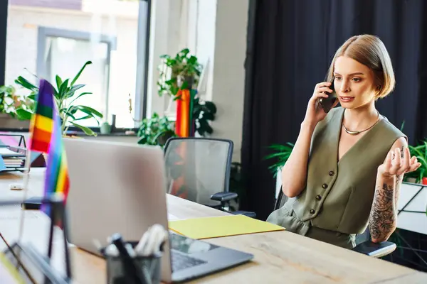 Beautiful jolly woman in diverse office environment. — Stock Photo