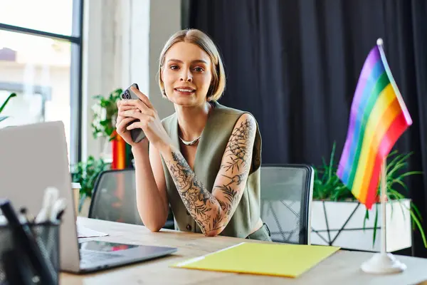 Hermosa mujer alegre en diverso ambiente de oficina. - foto de stock