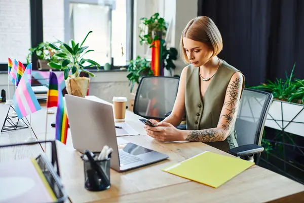 Beautiful jolly woman in diverse office environment. — Stock Photo