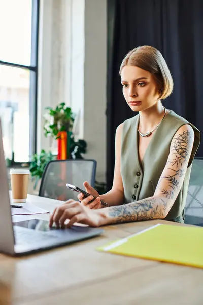 Beautiful jolly woman in diverse office environment. — Stock Photo