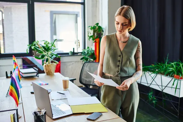 Woman collaborates in an open office, fostering inclusivity and creativity. — Stock Photo