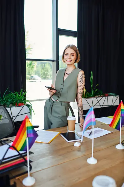 Mujer abrazar la diversidad en la oficina, comprometida en una cálida conversación y unidad. - foto de stock