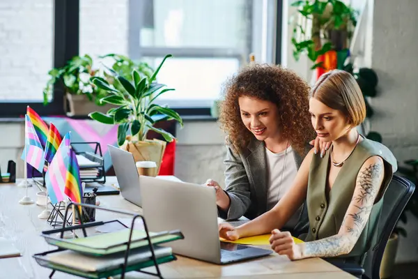 Two colleagues passionately share ideas while working together at a colorful office desk. — Stock Photo