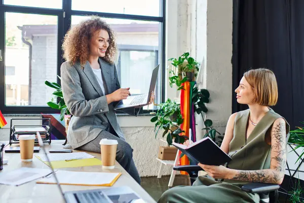 Two coworkers engage in an inspiring discussion while promoting inclusivity and creativity. — Stock Photo