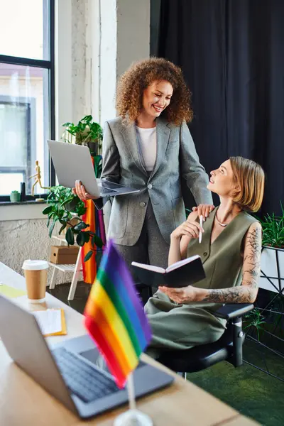Two coworkers engage in a lively discussion filled with creativity and collaboration. — Stock Photo