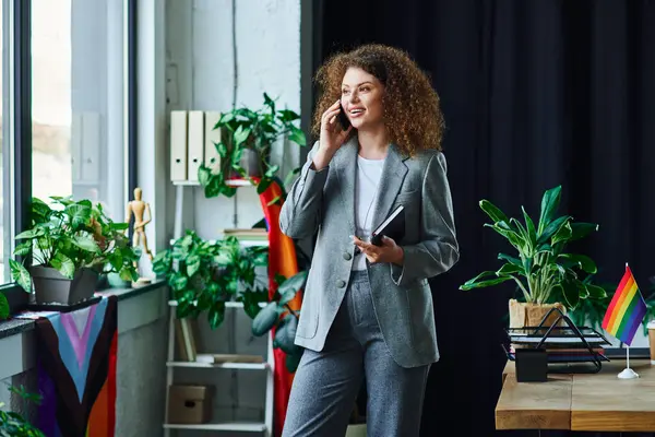 A professional engages in a lively discussion while showcasing vibrant office decor and plants. — Stock Photo