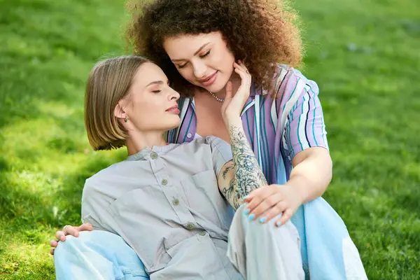 Zwei Freunde entspannen sich auf dem Rasen und teilen Lächeln und kostbare Momente an einem sonnigen Tag. — Stockfoto