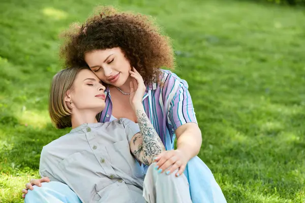 Dois amigos se divertem, rindo e relaxando na grama exuberante sob o sol. — Fotografia de Stock