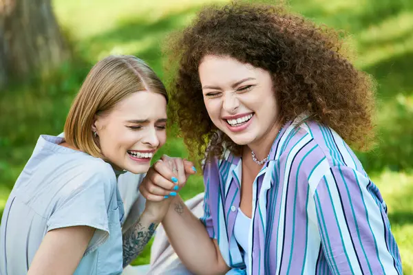 Dois amigos compartilham momentos alegres, rindo juntos enquanto abraçam seus laços ao ar livre. — Fotografia de Stock