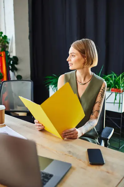 Woman member engages in a brainstorming session with colorful documents and a welcoming atmosphere. — Stock Photo