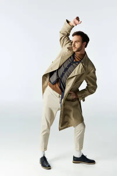 Ein stilvoller Herr posiert verspielt in einem eleganten Outfit und präsentiert seinen Charme. — Stockfoto