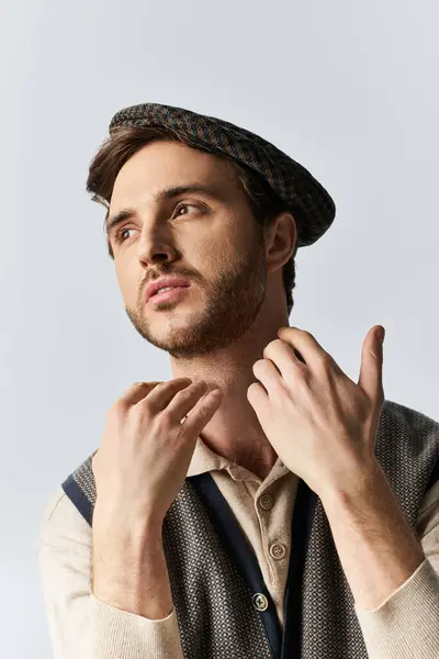 An elegantly dressed man in a stylish beret reflects his personality with a thoughtful gaze. — Stock Photo