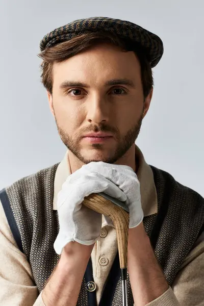 The dandy displays his fashion sense and poise while holding a golf club, exuding charm. — Stock Photo