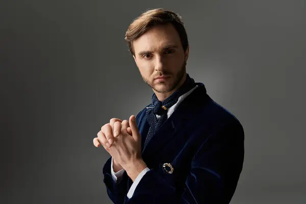 A handsome man dressed in a tailored outfit stands with poise, exuding charm and style. — Stock Photo