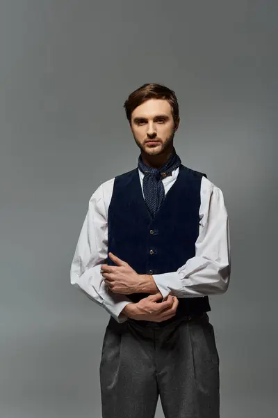 Vestito con un gilet e pantaloni distinti, un dandy alla moda si erge con portamento. — Foto stock
