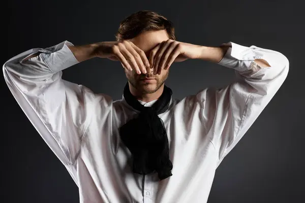 An effortlessly handsome individual showcases a chic style while elegantly hiding his face. — Stock Photo