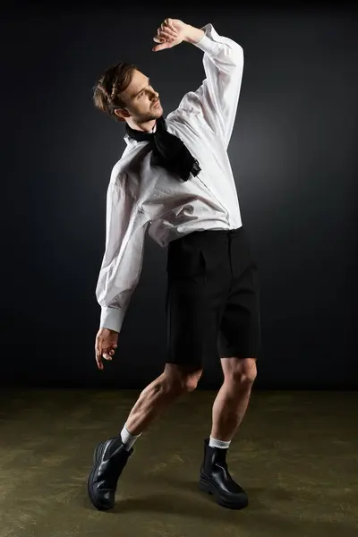 A stylish gentleman moves gracefully, dressed elegantly and embodying charisma. — Stock Photo