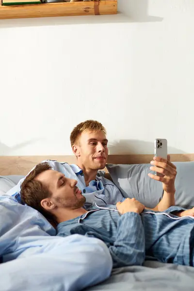 A couple enjoys a joyful morning together, sharing smiles and moments in their comfortable pajamas. — Stock Photo