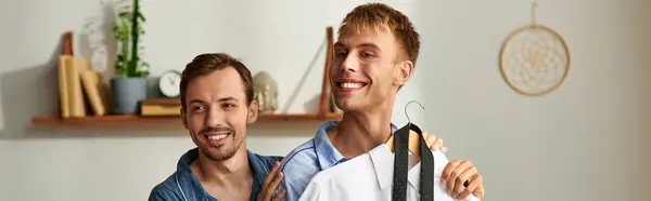 Dois homens de pijama acolhedor compartilham um momento alegre juntos em seu espaço quente e convidativo da manhã. — Fotografia de Stock