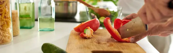Pessoa cortada prepara uma salada vibrante, cortando legumes frescos em sua cozinha elegante. — Fotografia de Stock