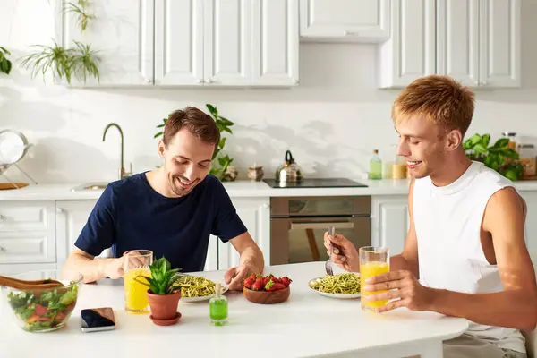Momenti gioiosi come una coppia condivide l'amore mentre pranza nella loro bella cucina. — Foto stock