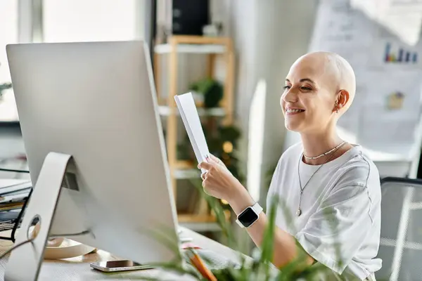 With a joyful smile, a bald woman reviews documents in a chic workspace. — Stock Photo