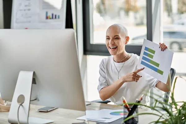 A young bald woman excitedly shares her analytical findings with colleagues at a modern workspace. — Stock Photo