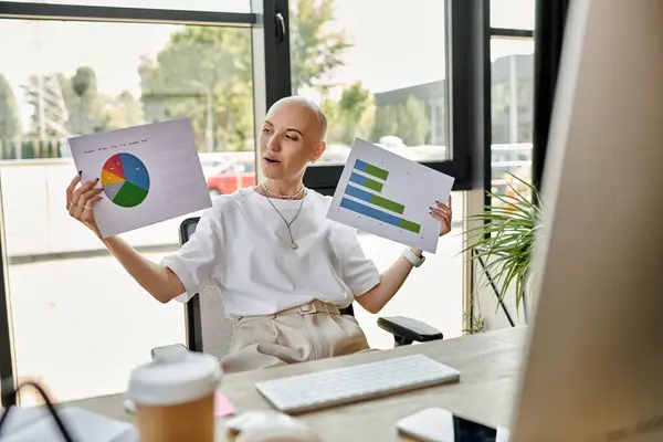 A stylish bald woman enthusiastically shares visual data in a contemporary workspace. — Stock Photo